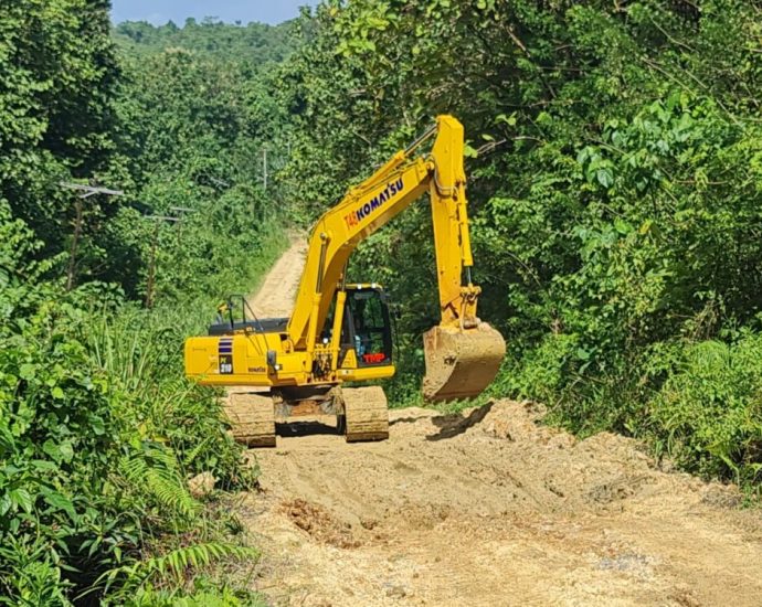 Proses perbaikan akses Jalan Bobolio – Lawey, Kabupaten Konawe Kepulauan oleh PT GKP
